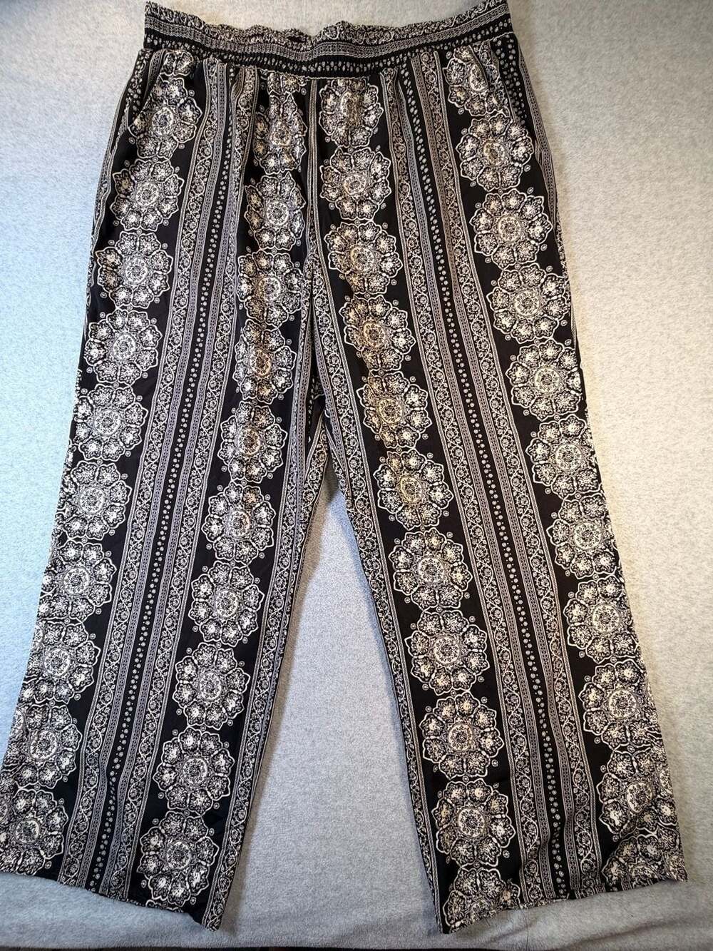 Forever 21 Women's Black White Mandala Wide Leg Pants Size M